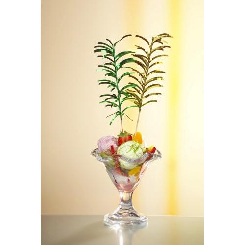 Ein gläserner Dessertbecher mit buntem Eis, Fruchtstücken und zwei farbenfrohen PAPSTAR 144 Deko-Pickern der PAPSTAR GmbH, alles vor einem sanft beleuchteten Hintergrund.