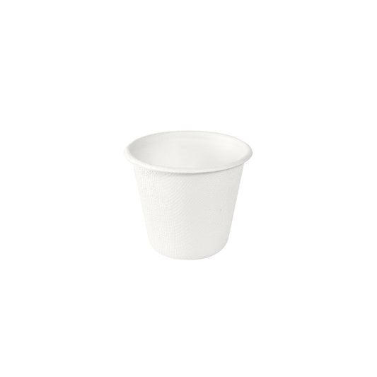 Ein kleiner weißer Duni GmbH Dressingbecher 85ml aus Bagasse (65x65x53mm), biologisch abbaubar und kompostierbar, auf weißem Hintergrund; Packung: 150 Stück.