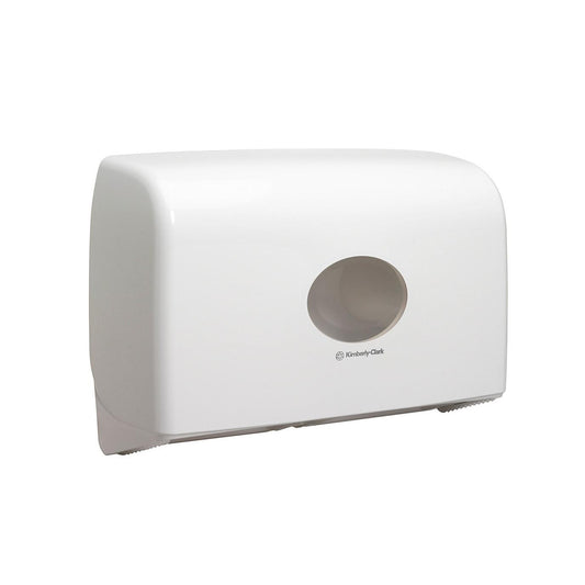 Der Aquarius™ Doppelrollen-Spender für Jumbo-Toilettenpapier Mini von Kimberly-Clark GmbH ist ein weißer, wandmontierter Spender mit zentraler Öffnung, glattem, geschwungenem Design und gezackter Unterkante für eine einfache Handhabung.