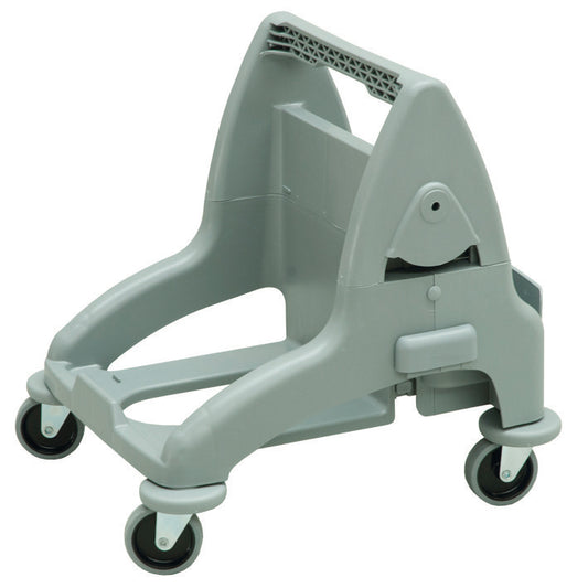 Das Diversey TASKI DuoMop Eineimer System Fahrgestell ist ein graues Kunststoff-Fahrgestell mit vier Lenkrollen, erhöhten Seiten und einem Griff. Es wurde für das DuoMop-System entwickelt und ist ideal für den stabilen manuellen Transport von Behältern bei der Bodenpflege. Packung: 1 Stück.