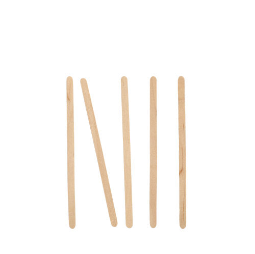 Fünf PAPSTAR Rührstäbchen Holz "pure" (11 cm) der PAPSTAR GmbH, umweltfreundlich und stabil, sind senkrecht auf weißem Grund angeordnet, wobei das zweite Stäbchen nach links geneigt ist; ein schlichtes Display aus nachhaltigen Holzrührstäbchen. Faltschachtel mit 1000 Stück.