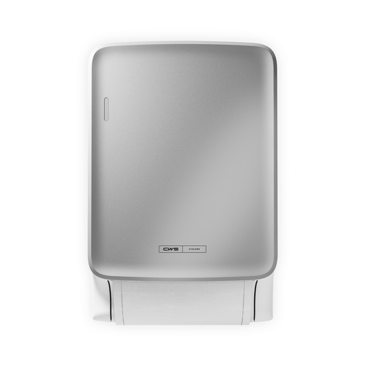 Der CWS PureLine Dry von CWS ist ein silberner, wandmontierter Spender mit einem kleinen Logo in der Nähe des Sockels. Er spendet einzelne Blätter weißer Papierhandtücher und fördert die Hygiene durch sein schlichtes, nachhaltiges Design vor einem schlichten Hintergrund.