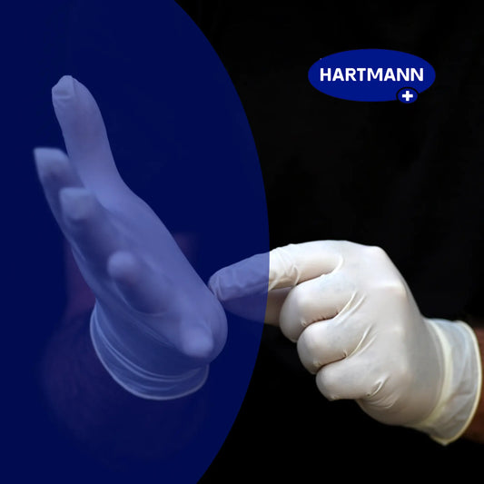 Person zieht sich einen weißen Einweghandschuh über die Hand – Symbol für hygienisches Arbeiten im medizinischen oder pflegerischen Bereich, mit HARTMANN-Logo oben rechts.