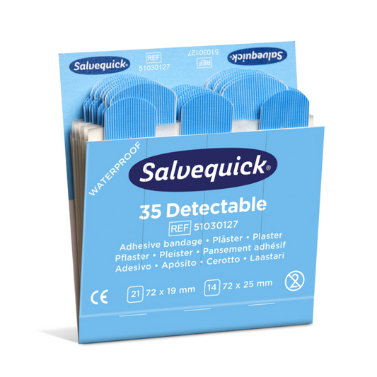 Abbildung einer blauen Schachtel mit detektierbaren Pflastern des Typs Salvequick®-Refill-Einsatz 6735 von Holthaus Medical GmbH & Co. KG, auch bekannt als Salvequick. Die Schachtel enthält Produktinformationen in mehreren Sprachen und zwei Größen: 21 Pflaster à 72 x 19 mm und 14 Pflaster à 72 x 25 mm. Diese wasserfesten Pflasterstreifen sind perfekte Nachfülleinsätze für Erste-Hilfe-Sets.