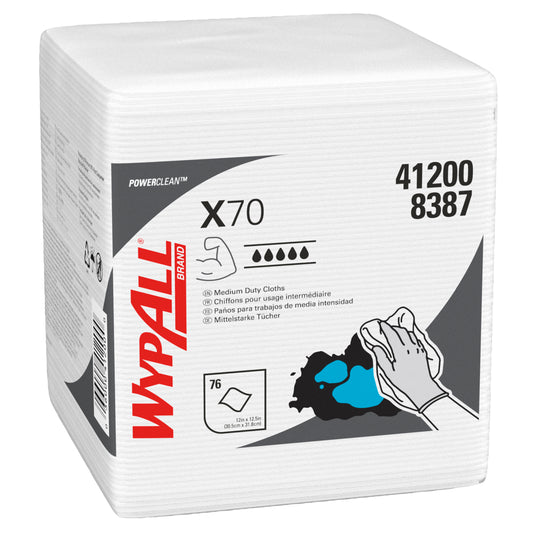 Ein Stapel WypAll® X70 PowerClean Reinigungstücher, viertelgefaltet, von Kimberly-Clark GmbH, in weißer Verpackung mit schwarzem und rotem Aufdruck sowie Anwendungshinweisen und Reinigungsillustrationen.