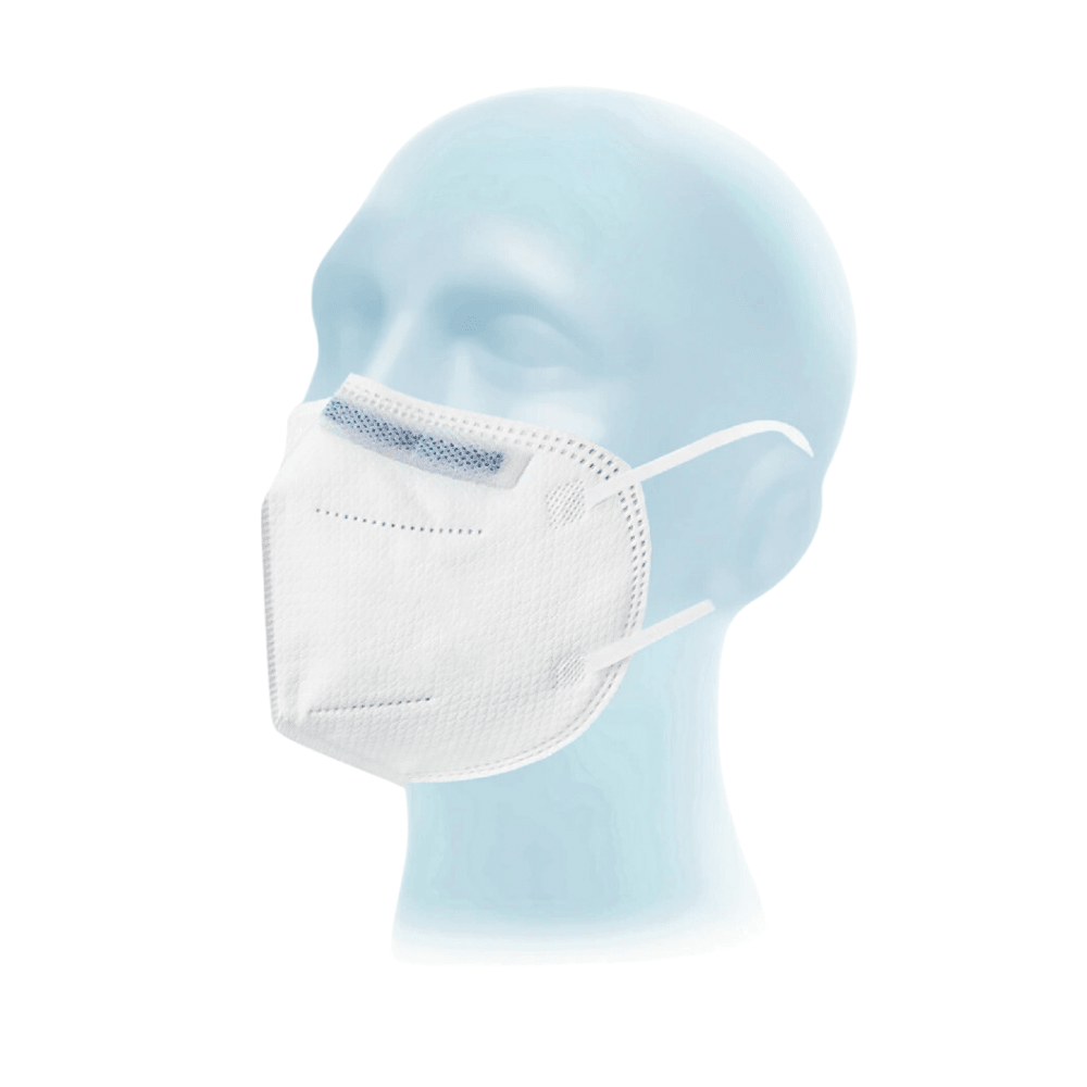 Abgebildet ist ein hellblauer Schaufensterpuppenkopf mit einer weißen Meditrade Respima FFP2 NR Atemschutzmaske | Packung (20 Stück) von Meditrade GmbH mit Ohrschlaufen und einem blauen Nasenstreifen auf weißem Hintergrund.
