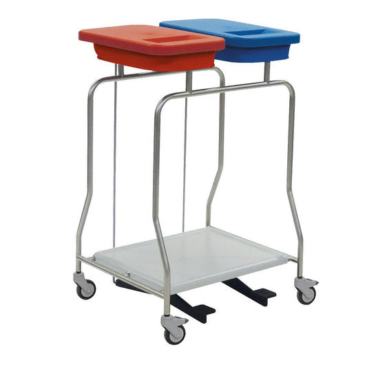 Der Novocal Edelstahl-Abfallsammler "Kompakt" Zweifachsammler ist ein Edelstahlwagen mit Rädern, zwei Deckelbehältern - rot und blau - für die Mülltrennung auf der Oberseite und einer flachen unteren Ablage.