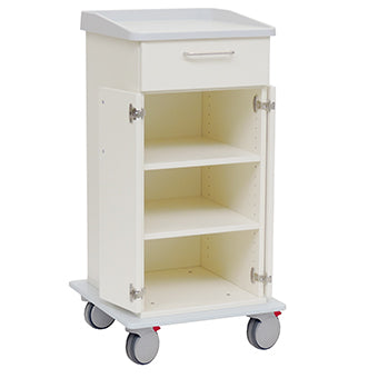 Der Novocal Pflege- und Arbeitswagen hat ein weißes Design mit vier Rädern, eine obere Schublade mit Griff, einen unteren Schrank mit zwei offenen Türen, die verstellbare Einlegeböden offenbaren, und eine robuste Vollkunststoffplatte.