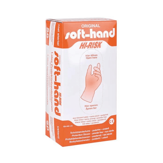 Eine Schachtel „Soft-Hand HI-RISK Latexhandschuhe – 50 Stück“ der Servoprax GmbH ist überwiegend in Orange und Weiß gehalten und zeigt die Abbildung einer behandschuhten Hand. Der mehrsprachige Text, darunter „Schutzhandschuhe im Labor“, ist deutlich zu erkennen.