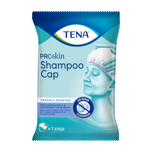 Die TENA ProSkin Shampoo Cap Waschhaube von TENA - Essity Germany GmbH wird in einer Verpackung mit blau-weißem Design präsentiert, auf der eine Person abgebildet ist, die diese Einweghaube verwendet. Der Text betont „Frisch parfümiert“, „Reinigung ohne Ausspülen“ und umfasst sowohl „Shampoo als auch Spülung“. Enthält eine Haube.