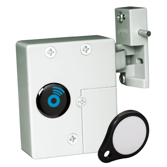 Abgebildet ist ein Novocal Transponderschloss elektronisch (1 Stück) für Schubladen oder Türen in weiß mit einem runden schwarzen Sensor, der ein blaues Funksymbol trägt; davor befindet sich ein weißer Schlüsselanhänger mit schwarzem Rand und die Wandhalterung ist angebracht.