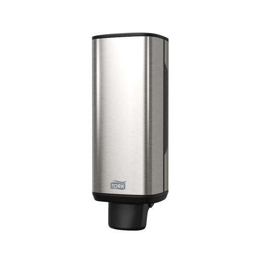 Der Tork 460010 Spender für Seifen und Händedesinfektionsmittel von TORK – Essity Professional Hygiene Germany GmbH verfügt über ein schlankes, rechteckiges Edelstahldesign mit einer raffinierten schwarzen Düse an der Unterseite und dem „Tork“-Logo in der Nähe der Basis. Seine moderne Ästhetik hebt sich wunderbar von einem weißen Hintergrund ab und macht ihn perfekt zum Ausgeben von Seife und Händedesinfektionsmitteln.