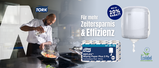 Koch in moderner Profiküche beim Anrichten eines Gerichts in der Pfanne; rechts im Bild Tork-Spender mit herausgezogener Papierrolle und Tork Reflex™ Wiping Paper Plus 2 Ply Produktabbildung; daneben der Text ‚Für mehr Zeitersparnis & Effizienz‘ sowie ein Rabatt-Hinweis ‚Bis zu 20 % Rabatt‘; unten rechts das EU Ecolabel-Logo.