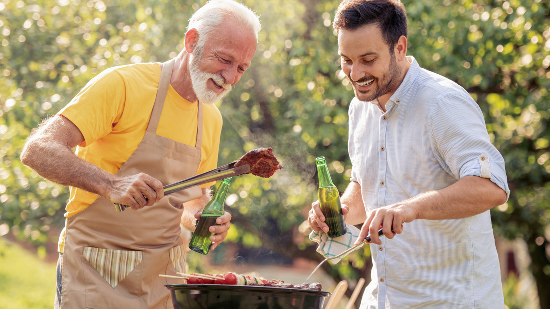 Zwei Männer beim Grillen im Garten während des Frühjahrsputzes