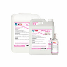 Die drei weißen Behälter von Arcora WALES HAUTREINIGUNGS- UND DUSCHLOTION von Arcora International GmbH - Pumpflasche, mittlerer Krug und großer Krug - sind mit rosa und weißen Etiketten versehen und eignen sich für die sanfte Reinigung aller Hauttypen.