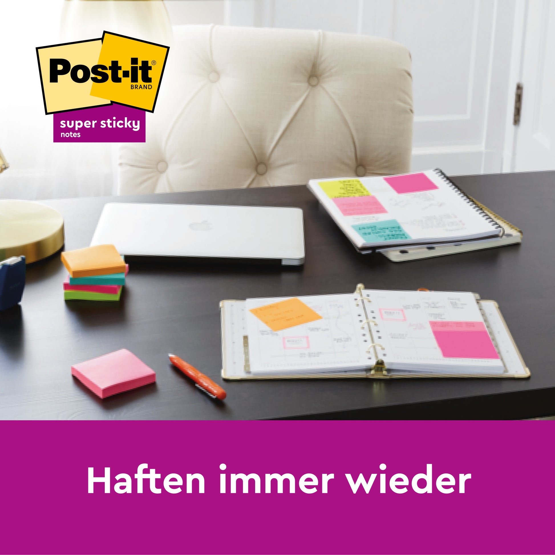 Ein Schreibtisch mit einem Laptop, zwei aufgeschlagene Planer mit bunten Post-it® Super Sticky Notes (76 mm x 127 mm, 90 Blatt/Block, 100% PEFC) der 3M Deutschland GmbH, Stapel von Post-it Blöcken, ein Stift und eine Lampe. Das Post-it-Logo und "Haften immer wieder" erscheinen.