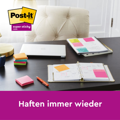 Ein Schreibtisch mit Laptop, Stiften, Planern und 3M Deutschland GmbH Post-it® Super Sticky Notes (76 mm x 76 mm, 90 Blatt/Block, 100 % PEFC), fein säuberlich geordnet. Das Logo erscheint oben links, darunter "Haften immer wieder".