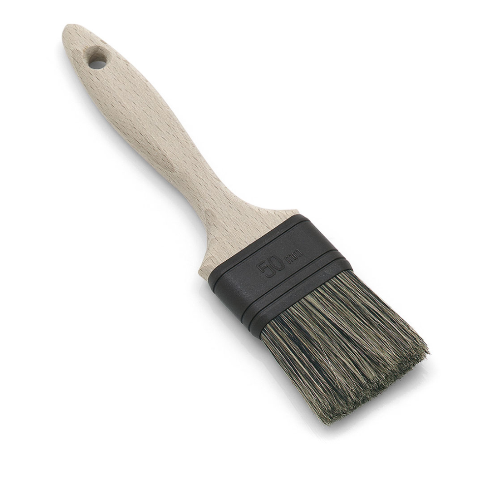 Der Nölle Profi Brush Beizpinsel verfügt über einen Holzgriff mit Synthetikborsten, eine schwarze Metallzwinge mit der Prägung „50 mm“ und ein Aufhängeloch, ideal für präzise Malerarbeiten.