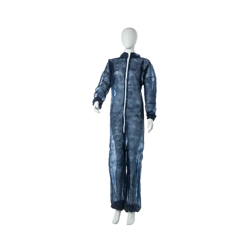 Eine Schaufensterpuppe trägt einen durchscheinenden dunkelblauen MED-COMFORT PP-Overall mit Stehkragen der AMPri Handelsgesellschaft mbH, der Arme, Beine und Oberkörper bedeckt, und steht vor einem schlichten weißen Hintergrund.