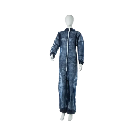 Eine Schaufensterpuppe trägt einen durchscheinenden dunkelblauen MED-COMFORT PP-Overall mit Stehkragen der AMPri Handelsgesellschaft mbH, der Arme, Beine und Oberkörper bedeckt, und steht vor einem schlichten weißen Hintergrund.