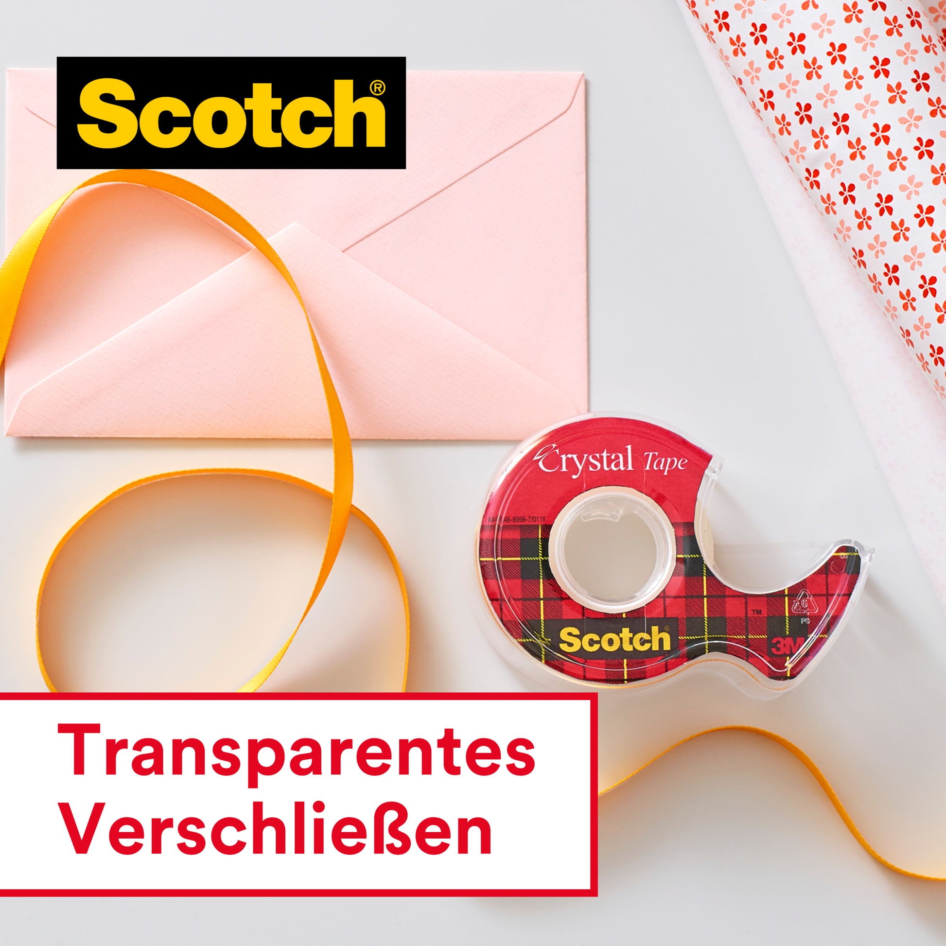 Eine Packung mit 8 Rollen Scotch® Crystal Klebeband, transparent (19 mm x 33 m) von 3M Deutschland GmbH wird mit einem gelben Band, einem rosafarbenen Umschlag und Geschenkpapier auf einer hellen Fläche gezeigt. Der Schriftzug "Transparentes Verschließen" erscheint mit dem Scotch-Logo.