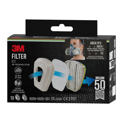 Die 3M™ Filtersatz 6004-1 Box (von 3M Deutschland GmbH) zeigt eine Atemschutzmaske, ABEK1P3 Kombinationsfilter (2x6059, 2x5935, 2x501), Filterkoffer, Kompatibilität mit 3M Masken und betont über 50 Jahre Atemschutzkompetenz.