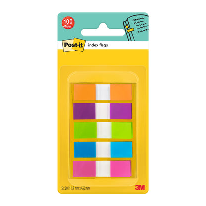 Eine gelbe Packung Post-it® Index Haftstreifen, Mini (11,9 mm x 43,2 mm), von 3M Deutschland GmbH, enthält 100 Fähnchen in fünf Farben - orange, rosa, lila, blau und grün - jeweils mit einem weißen Streifen in der Mitte.