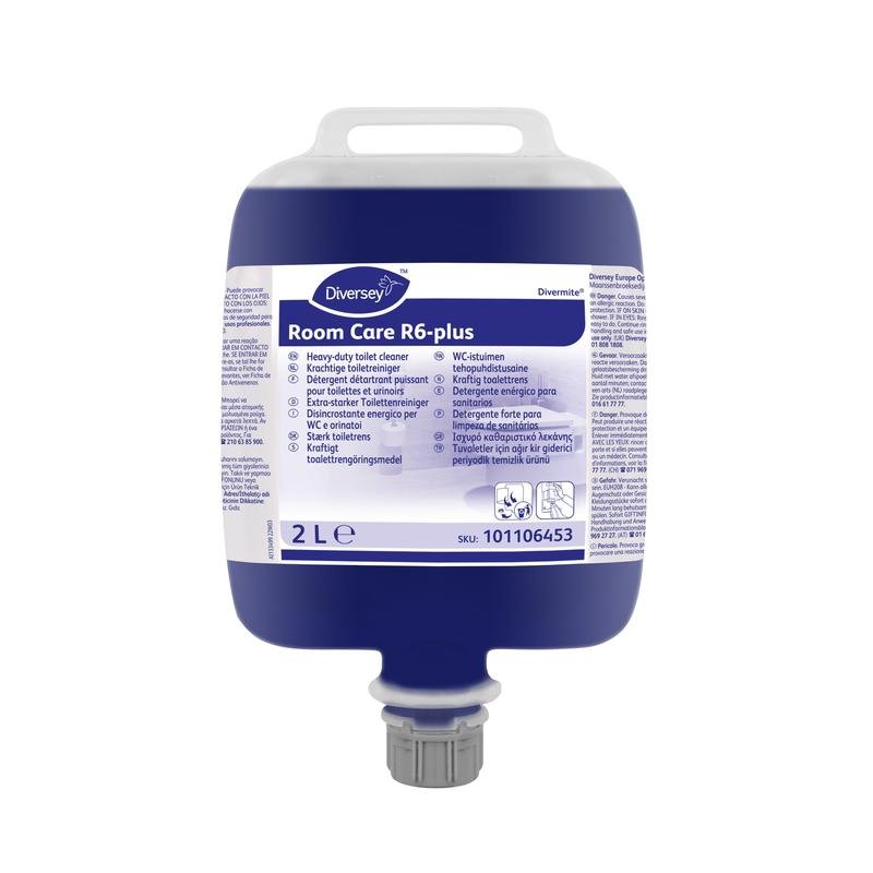 Ein 2-Liter-Beutel von Diversey Room Care R6 plus Hochleistungs-Toilettenreiniger Konzentrat von Diversey Deutschland GmbH & Co. OHG, mit mehrsprachiger Info und integriertem Ausgießer für effektive Reinigung.