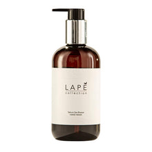 Eine braune Kunststoff-Pumpflasche der Diversey Deutschland GmbH & Co. OHG, mit der Aufschrift "LAPE Earth Collection Sakura Sea Breeze Hand Wash"-eine ökozertifizierte Handwaschlotion mit zartem Kirschblüten- und Meeresbriseduft, 300 ml.