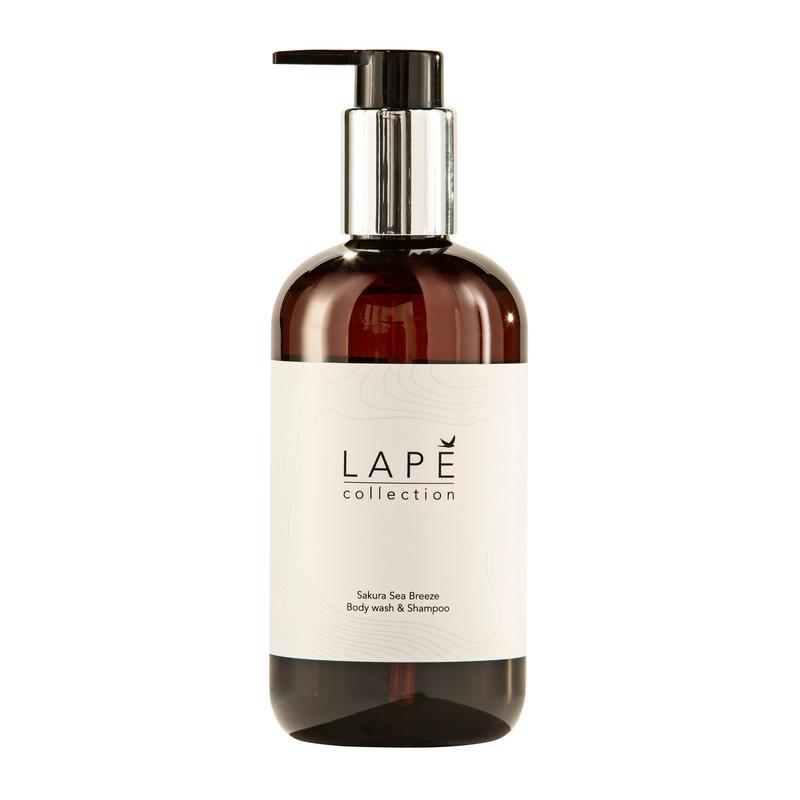 Eine braune Kunststoff-Pumpflasche mit der Aufschrift "LAPE Earth Collection Sakura Sea Breeze Body Wash & Shampoo" von Diversey Deutschland (300 ml) bietet ein ökozertifiziertes Duschgel & Haarshampoo mit Kirschblütenduft und Meeresbrise in einem.
