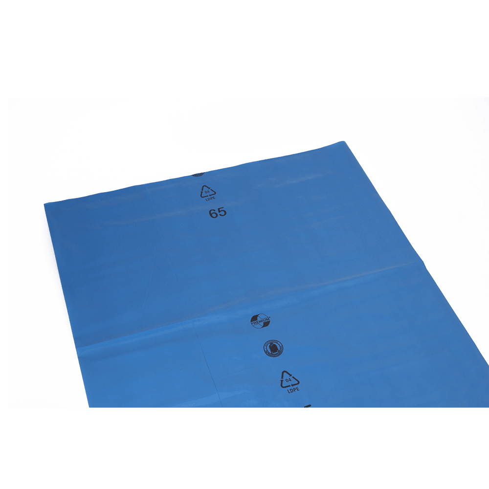 Eine flache, blaue Kunststofffolie - wie die von EMIL DEISS KG (GmbH + Co.) DEISS 10122 - 900x1100x0,07 mm blau (Karton, 200 Packungen) - zeigt schwarze Recycling-/Warnsymbole und die Zahl 65 auf einfarbig weißem Hintergrund; ideal für die Abfallentsorgung.