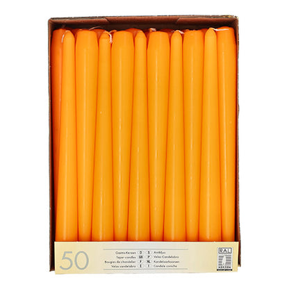 Eine Schachtel mit 50 Starpak Leuchterkerzen (Ø 2,2 cm, 25 cm), aufrecht in Reihen angeordnet und von oben betrachtet. Die ordentlich verpackten orangefarbenen Kerzen haben ein Etikett mit Produktangaben auf dem Boden der Schachtel.