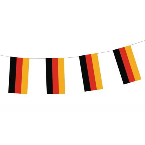 Die PAPSTAR Flaggenkette Papier 4 m Deutschland (schwer entflammbar, 1 Stück) von PAPSTAR GmbH mit rechteckigen schwarz-rot-gelben Fahnen dekoriert ordentlich und farbenfroh jede Wand.