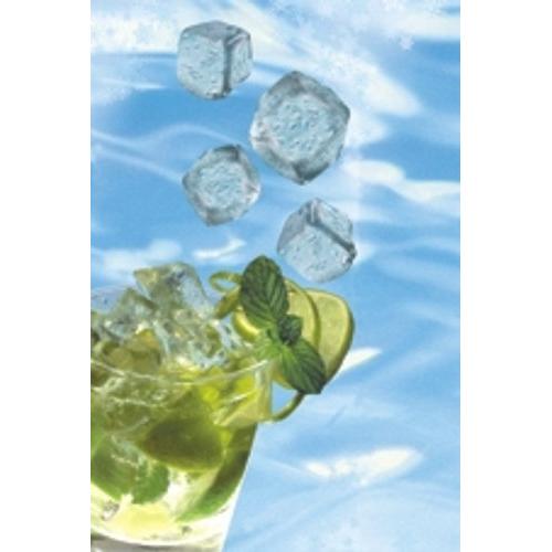 In der unteren linken Ecke ist ein Glas mit einem Eisgetränk mit Limette und Minze zu sehen, während vor einem blauen, wässrigen Hintergrund drei mit Starpak 20 Eiskugelbeuteln mit Selbstverschluss und Easy Release hergestellte Eiswürfel darauf zu fallen scheinen.
