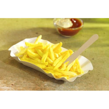 Eine eckige weiße Pappschale „pure“ von PAPSTAR 100 Schalen der PAPSTAR GmbH enthält dünne gelbe Pommes Frites mit einer Holzgabel sowie eine Glasschale mit Ketchup und Mayonnaise – perfekt für umweltfreundliches Catering.