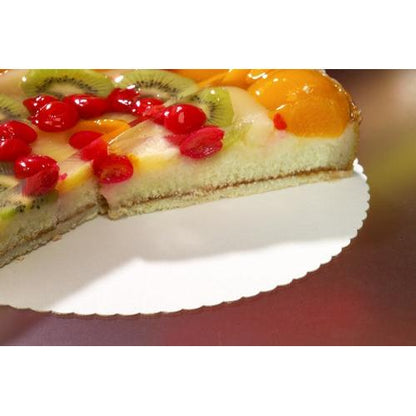 Eine mit Früchten dekorierte Torte mit einem Stück Ausstecher liegt auf einer PAPSTAR 100 Tortenunterlage, Pappe „pure“ von der PAPSTAR GmbH. Garniert mit Kiwi, Kirschen und Pfirsichen auf Gelatine, zeugt sie von Qualität – perfekt für die Gastronomie.