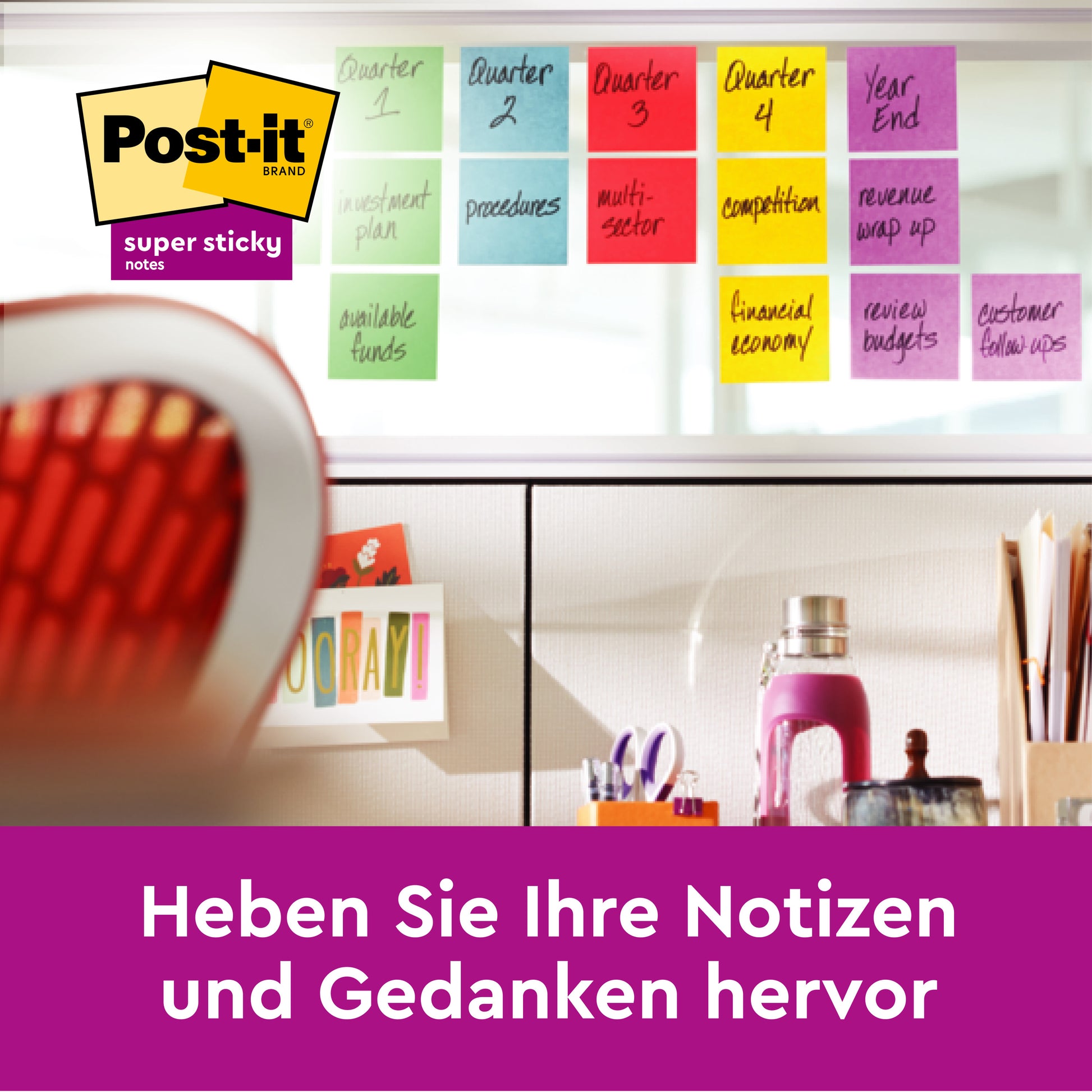 Ein Schreibtisch mit Büromaterial und den umweltfreundlichen Post-it® Super Sticky Notes, 76 mm x 76 mm, 45 Blatt/Block, 100% PEFC von 3M Deutschland GmbH auf einer Glaswand. Darunter steht: "Heben Sie Ihre Notizen und Gedanken hervor.