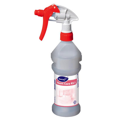 A clear empty spray bottle with a red trigger and cap from Diversey Deutschland GmbH & Co. OHG with the label "Room Care R5.1 Plus spray bottle, empty", with product and cleaning agent information and a room image in the background.