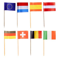 Fünfzig PAPSTAR Deko-Picker 8 cm "Nationen"-Papierfahnen auf Holzstäben (by PAPSTAR GmbH) werden in zwei Reihen als stilvolle Tischdekoration gezeigt, mit den Ländern EU, Niederlande, Spanien, Österreich, Deutschland, Schweiz, Belgien & Irland. Weißer Hintergrund.