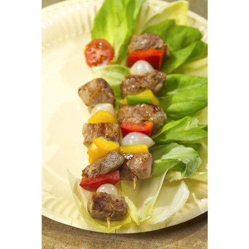 Ein Spieß mit gegrilltem Fleisch, Paprika, Tomaten und Zwiebeln ruht auf einem beigen Salatteller, serviert mit PAPSTAR Schaschlikspieße Holz "pure" Ø 3 mm, 20 cm (1000 Stück) der PAPSTAR GmbH für einen umweltfreundlichen Touch.