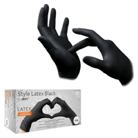 Zwei Hände tragen STYLE LATEX BLACK, schwarze, puderfreie Latex-Untersuchungshandschuhe von AMPri Handelsgesellschaft mbH. Eine Hand zieht am Handschuhbund. Darunter zeigt die Packung zwei behandschuhte Hände in Herzform.