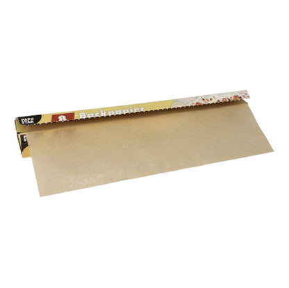 An opened box of PAPSTAR baking paper 38 cm, brown parchment, is issued. The packaging of PAPSTAR GmbH highlights its environmentally friendly quality and easy handling when baking.