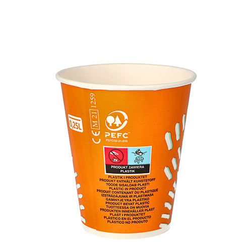 Die Starpak 100 Trinkbecher für Kaltgetränke aus Pappe (0,25 l), orange mit weißen Grafiken, sind PEFC-zertifiziert und nicht für Kunststoffrecycling geeignet.