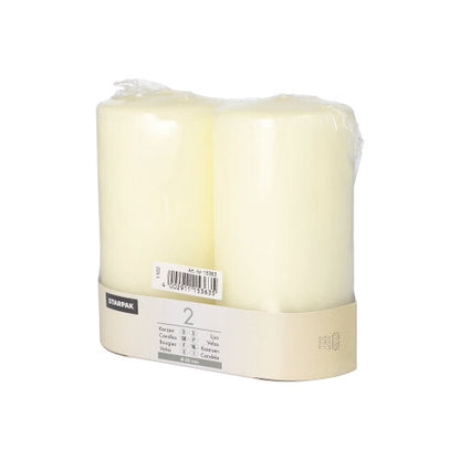 Das Starpak 2 Stumpenkerzen Ø 80 mm Set mit Flachkopf wird zusammen in klarer Folie und weißem Etikett für Produktinfos und Barcode verpackt – zeitlose Eleganz für jedes Zuhause.