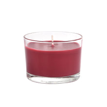 Das Kerzenglas "Ibiza" von Duni GmbH (ca. 18h, 58 x 85 mm) mit rotem Wachs und weißem Docht sorgt auf weißem Hintergrund für stimmungsvolle Beleuchtung.