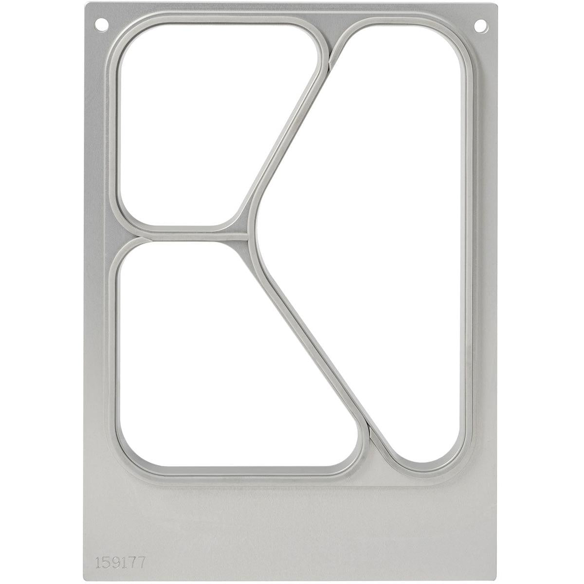 Ein Blech der Duni GmbH mit drei runden rechteckigen Ausschnitten, einem größeren unregelmäßigen Ausschnitt, glatten Kanten und zwei oberen Ecklöchern. In der linken unteren Ecke ist "159177 Kassette DF10/20 3-comp f. PP-Schale Caterline" aufgedruckt.