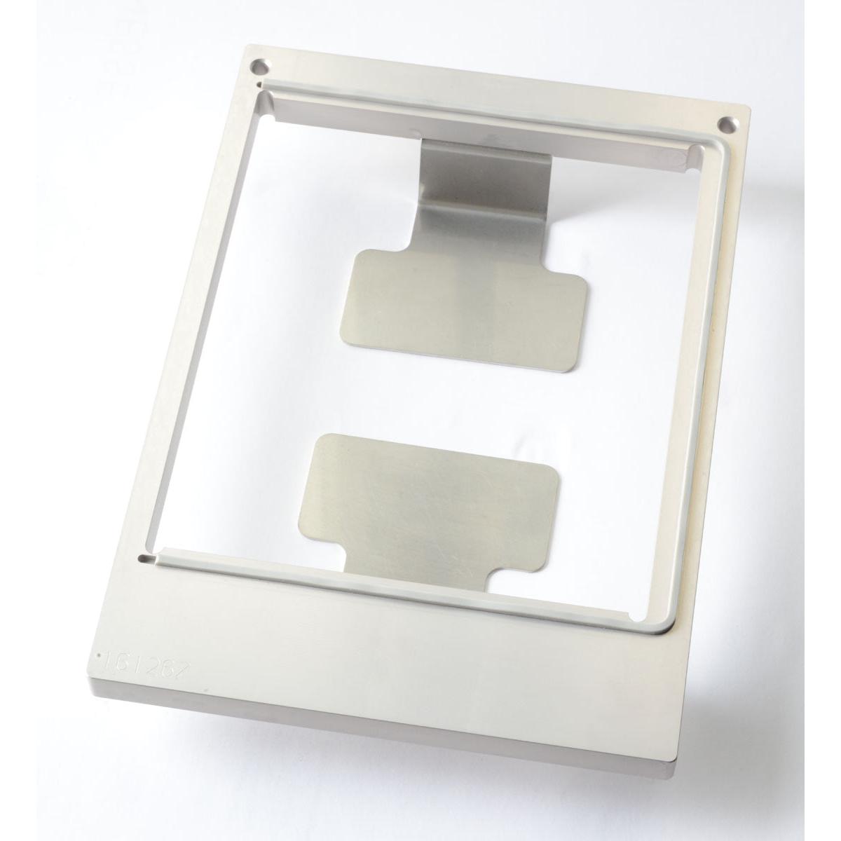 Die Duni GmbH Kassette DF10/20 f. Pappbox ist ein rechteckiger Metallrahmen (1200 ml, L) mit zwei flachen Platten im Inneren und kleinen Ecklöchern, perfekt für die kompakte Aufbewahrung, abgebildet auf weißem Hintergrund.