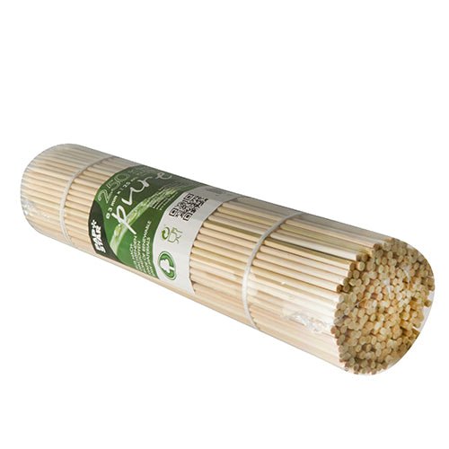 Ein Bündel PAPSTAR 250 Schaschlikspieße, Bambus „pure“ von der PAPSTAR GmbH, verpackt in Klarsichtfolie mit grün-weißem Seitenetikett mit Produktdetails und Recyclingsymbolen.