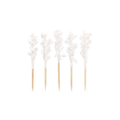 Fünf PAPSTAR 1000 Deko-Picker „Rüschen“ (6,8 cm) der PAPSTAR GmbH mit weißen Papierrüschen-Aufsätzen sind in einer Reihe auf einem schlichten Untergrund arrangiert – ideal für eine stilvolle Tischdekoration.