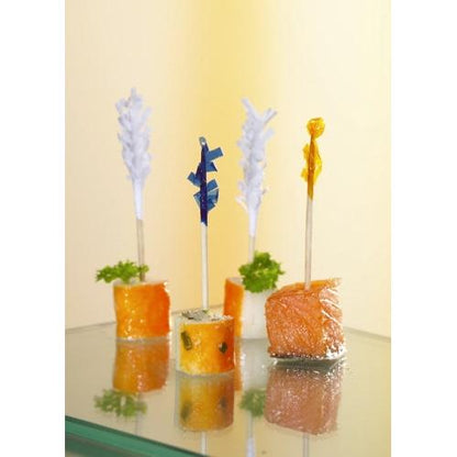 Serviert werden vier mundgerechte Vorspeisen, jeweils aufgespießt mit einem PAPSTAR 1000 Deko-Picker 6,8 cm „Frills“ der PAPSTAR GmbH, mit Fisch und Gemüse, garniert mit Petersilie für eine elegante Präsentation.